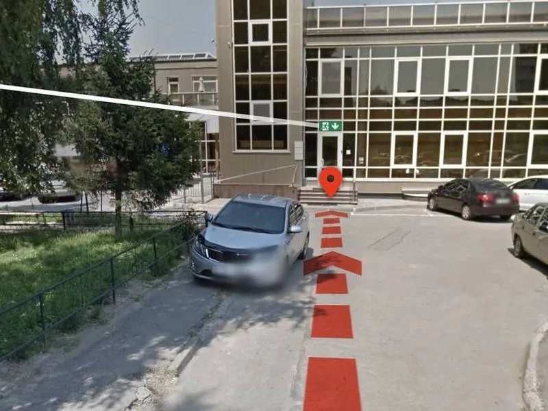 Вхід до готелю Аполлонія з боку фасаду